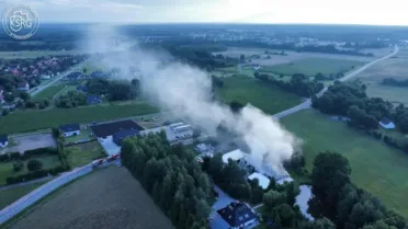 Strażacy dogaszają pożar, który pojawił się w fabryce pod Twardogórą FOT. OSP TWARDOGÓRA