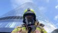 Z maską i butlą na plecach – Bartłomiej Susidko z OSP Sokołowice na szczycie Sky Tower