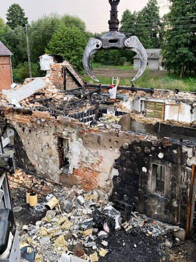 Strażacy z OSP wspierają swojego druha po pożarze domu. Razem dla Mateusza