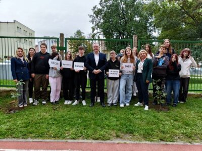 Oleśnickie szkoły sadzą drzewa. Lekcja ekologii w praktyce