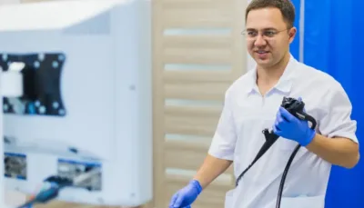 Pierwsza wizyta u proktologa: kiedy jest konieczna i jak przebiega?