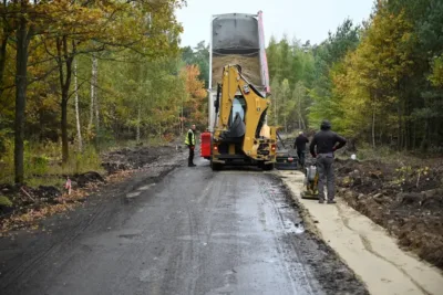 Trwa budowa drogi dojazdowej do gruntów rolnych w Ostrowinie