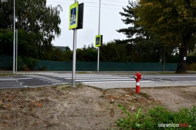 – Nowe przejście dla pieszych prowadzi prosto na trawnik i parking – skarżą się klienci