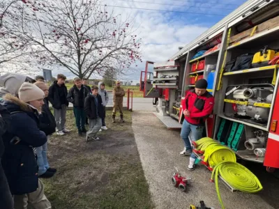 Ósmoklasiści z Dziadowej Kłody poznali tajniki pracy strażaków