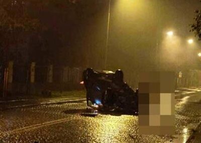 Pijany kierowca uderzył w ogrodzenie i dwa samochody. Wylądował na dachu