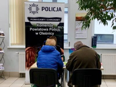 Seniorze, nie daj się nabrać! Policjanci uczą, jak rozpoznać oszustów