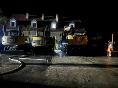 Pożar maszyn drogowych w Ostrowinie. Zagrożony był budynek mieszkalny