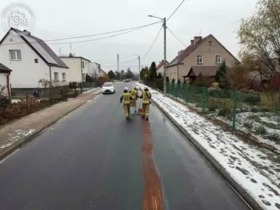 Strażacy usuwali plamę substancji ropopochodnej