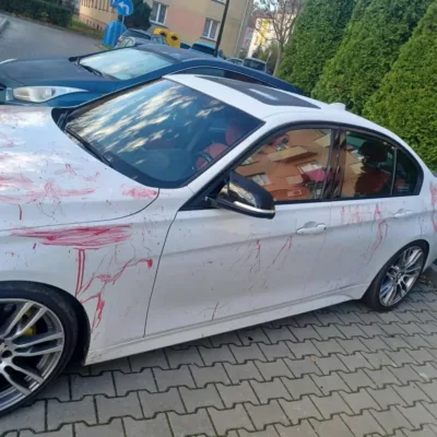 Pomazane auto na parkingu przy ul. Lelewela. Współczuję czyszczenia – mówi nasza czytelniczka