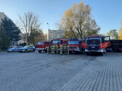 Wozy strażackie, dym i akcja. Ćwiczenia służb ratowniczych w Oleśnicy