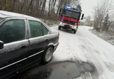 Fatalne warunki na drodze Grabowno Wielkie-Dobroszyce. Samochód w rowie
