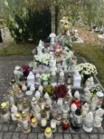 Grób dzieci utraconych w Oleśnicy pełen zniczy i zabawek