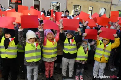 Przedszkolaki z Oleśnicy wspólnie odśpiewały hymn narodowy [ZDJĘCIA]