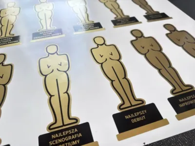 Naklejki w dowolnym kształcie – jak działa cięcie po obrysie