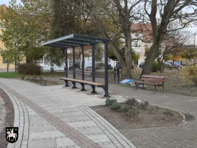 Nowe przystanki w centrum Sycowa. Miasto montuje elementy małej architektury