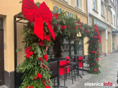 Okami już w świątecznym nastroju. Restauracja zachwyca dekoracją swojego wejścia
