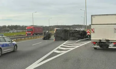 Zdarzenie drogowe na S8 pod Sycowem. Osobówka spadła z lawety