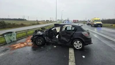 Poważny wypadek pod Smardzowem. 33-letnia kobieta jest w stanie ciężkim. Droga jest zablokowana