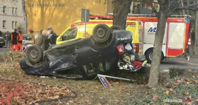 Wypadek w centrum Oleśnicy. Jeden z samochodów dachował. Za kierownicą nietrzeźwy 35-latek [ZDJĘCIA]