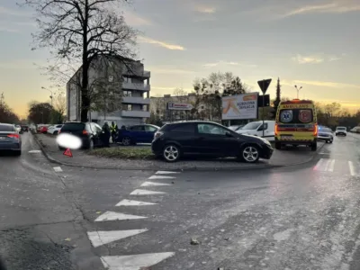 Kierowca opla wymusił pierwszeństwo. Policja podaje szczegóły porannej stłuczki