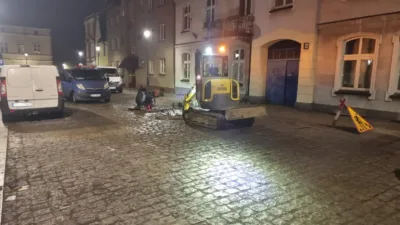 Niedzielna awaria wodociągu w centrum Twardogóry. Szybka reakcja ZGK pozwoliła ograniczyć skutki