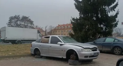 Wraki samochodów straszą na ulicach Oleśnicy. To problem, który wraca od lat