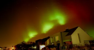 Zorza polarna nad Oleśnicą. Niezwykłe zjawisko rozświetliło nocne niebo [ZDJĘCIA]