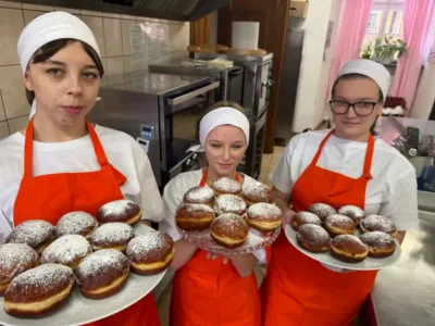 Młodzi cukiernicy z OHP upiekli smakowite pączki