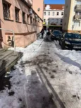Oblodzony chodnik przy dwójce. Czytelnik pyta: kto odpowiada za bezpieczeństwo?