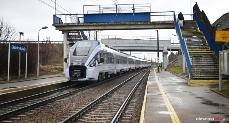 Na zdjęciu jest pociąg InterCity odjeżdżający ze stacji Oleśnica Rataje,