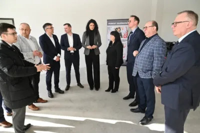 Wojewoda z wizytą w magazynie ochrony ludności. Słowa uznania dla starosty Wioletty Efinowicz