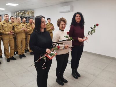 Dzień Służby Cywilnej w oleśnickiej komendzie PSP. Były kwiaty i podziękowania