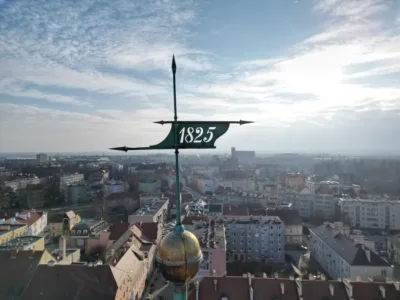 Co kryją zwieńczenia oleśnickich wież? Małe detale, wielka historia miasta