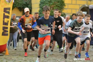 Na zdjęciu są młodzi zawodnicy biorący udział w Biegu Tropem Wilczym w Oleśnicy.