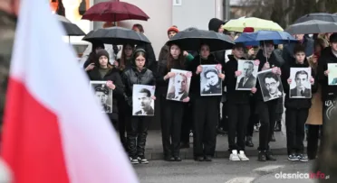 Na zdjęciu są uczniowie Szkoły Podstawowej nr 7 w Oleśnicy na uroczystości podczas Narodowego Dnia Pamięci Żołnierzy Wyklętych.