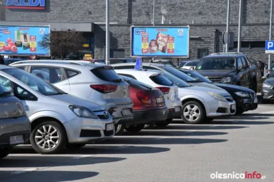 Czytelnik alarmuje: parking przy ośrodku kultury zastawiony autami „L”