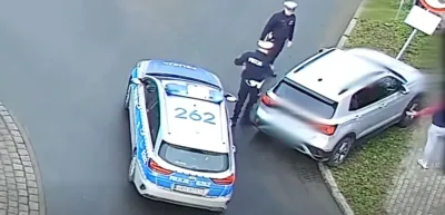 Policjanci wybili szybę, by uratować uwięzioną w samochodzie kobietę [VIDEO]