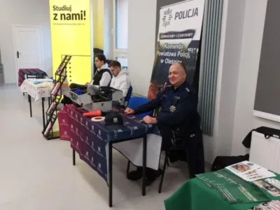Funkcjonariusze z Sycowa promują służbę w policji podczas Targów Edukacji