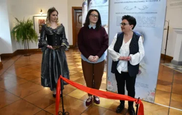 Na zdjęciu są Karolina Miżejewska i Iwona Wiśniewska-Kocjan podczas otwarcia wystawy poświęconej ksieżnej Cecylii.