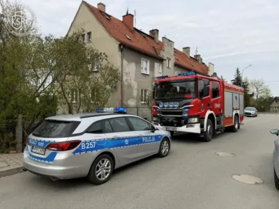 Służby w akcji na terenie Twardogóry. Strażacy pomagali policji wejść do mieszkania