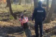 Finał poszukiwań w lesie. Policjanci odzyskali skradziony motocykl wart 22 tys. zł