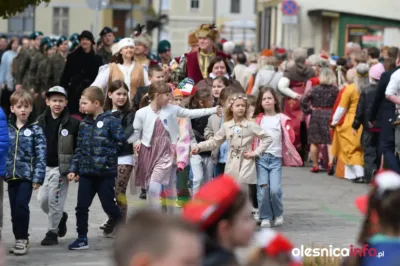 Taneczny jubileusz w sercu Bierutowa. Rynek opanował polonez [ZDJĘCIA]