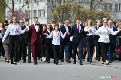 Trzy szkoły, jeden korowód. Uroczysty polonez maturzystów w Oleśnicy [ZDJĘCIA]