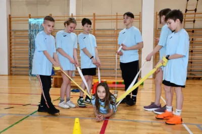 Niebieskie Igrzyska w gminie Oleśnica. Sportowa lekcja empatii i zrozumienia [ZDJĘCIA]