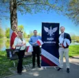 Spacer z Biało-Czerwoną w Oleśnicy. 100 flag rozdanych mieszkańcom