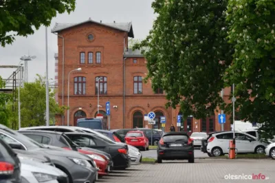 Dworzec po remoncie, ale problem pozostał. Parkingowy paraliż na Kolejowej i Przemysłowej