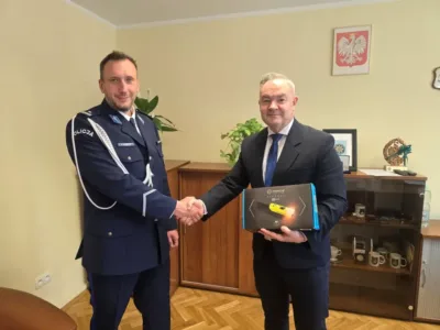 Skuteczniejsza walka z pijanymi kierowcami. Burmistrz przekazał policji nowoczesne alkomaty