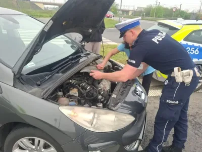 Nie tylko mandaty i pościgi. Oleśniccy policjanci pomogli kierującej w potrzebie