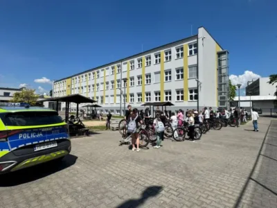 Policjanci uczą uczniów SP 3, jak chronić siebie i swój rower