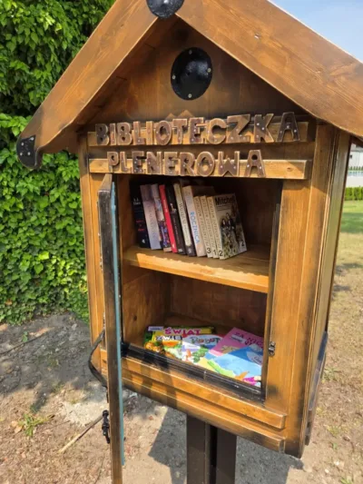 Relaks z książką nad wodą. Nowa Biblioteczka Plenerowa przy Aquaparku Letnim ATOL